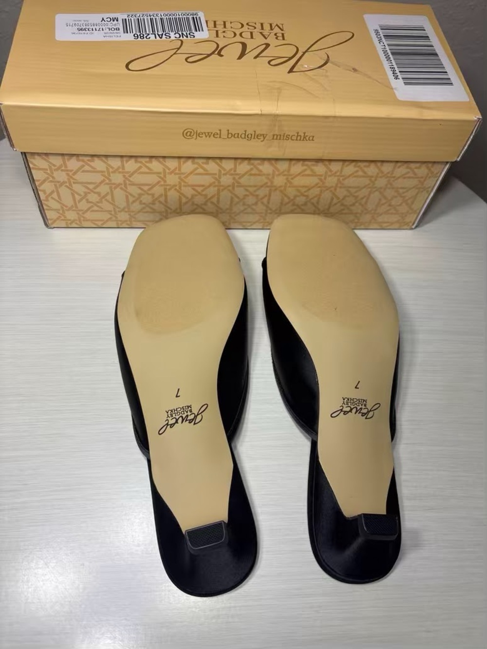 Jewel Badgley Mischka Felisha Black
Satin Bow Kitten Heel Sandals Size 7 NIB - Picture 7 of 8